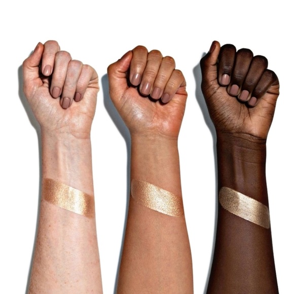 MORPHE x Avani Gregg Whoa Glow Face & Body Illuminator - Picture 7 of 12